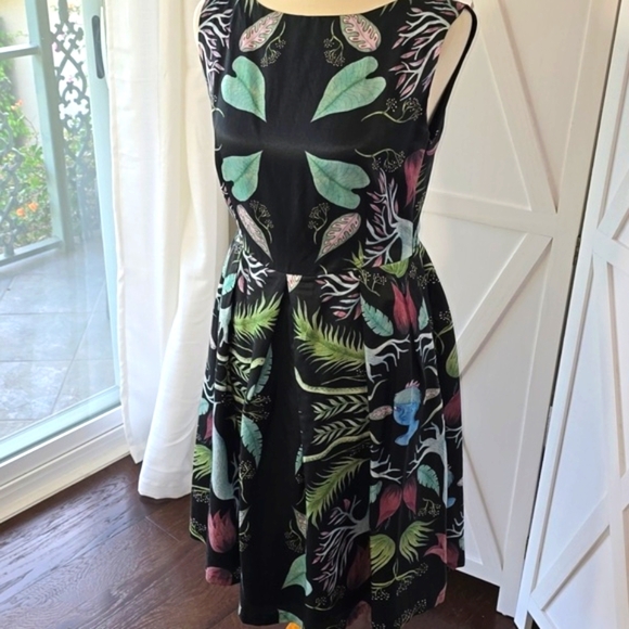 Floral Sleeveless Dress - Black and Green - Picture 5 of 14